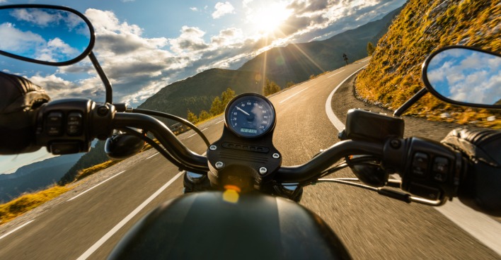 Motorrad auf kurviger Bergstraße | Credit: iStock.com/Kesu01
