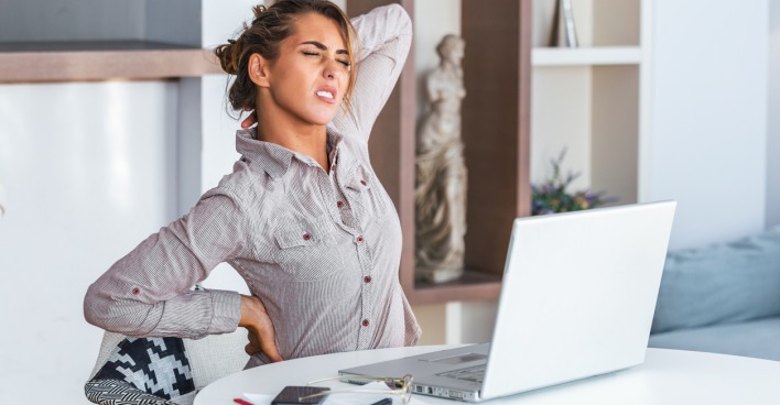 Frau mit Rückenschmerzen | Credit: iStock.com/stefanamer