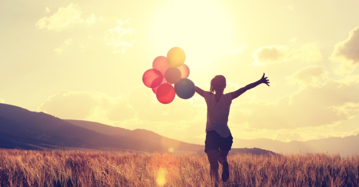 Frau mit Luftballonen | Credit: iStock.com/lzf