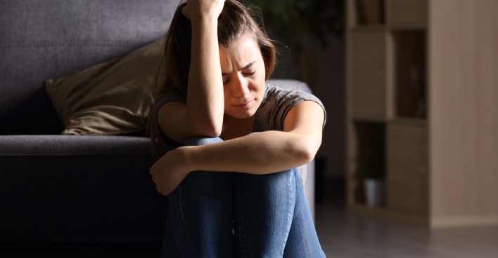 Eine junge Frau trauert | Credit: iStock.com/AntonioGuillem