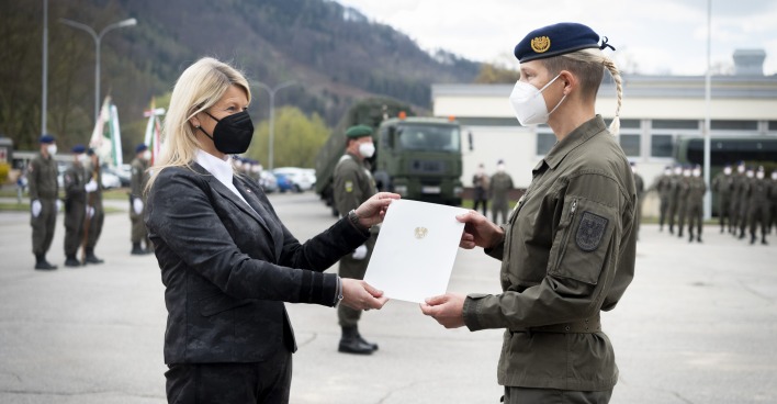Oberstleutnant Jasmine Krutzler und Verteidigundsministerin Klaudia Tanner