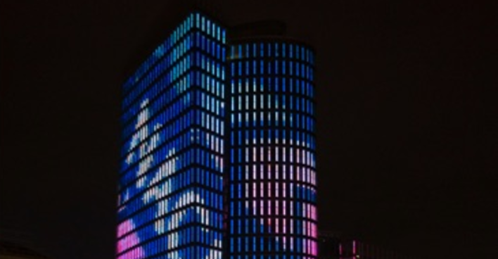 Beleuchteter Uniqa-Tower am Wiener Donaukanal