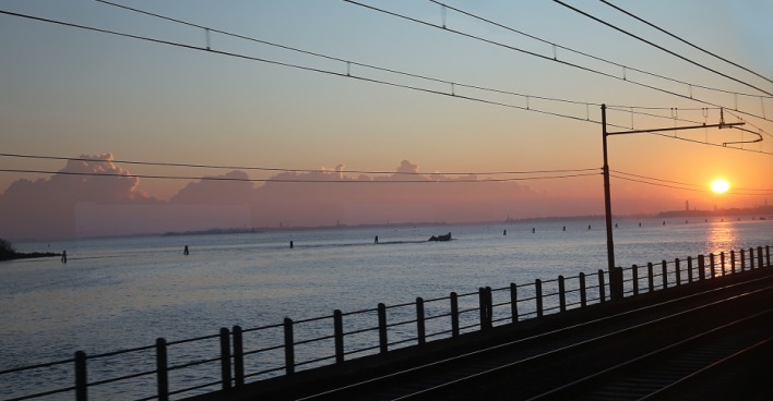 Sonnenaufgang in Venedig vom Zug aus | Credit: iStock.com/ChiccoDodiFC