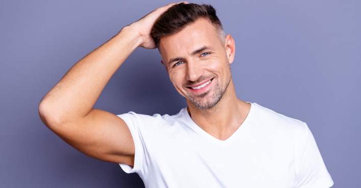 Gut aussehender Mann in weißem T-Shirt