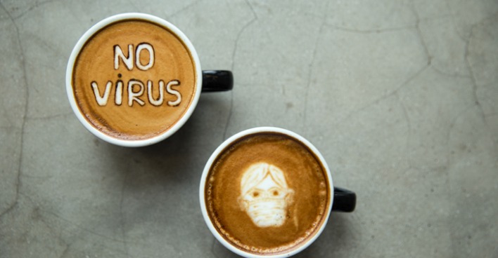 Kaffeetassen auf grauem Untergrund