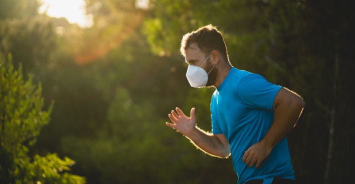 Mann läuft mit FFP2-Maske