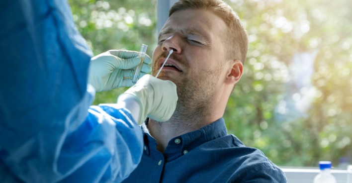 Ein ängstlicher Mann beim Corona-Test