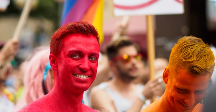 Bemalte Männer auf der Regenbogenparade
