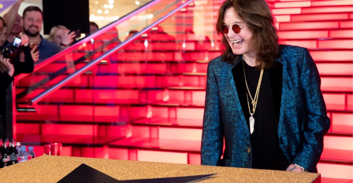 Ozzy Osbourne lachend vor einem Hollywood Stern