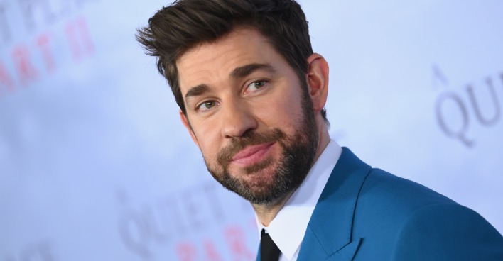 John Krasinski im blauen Anzug