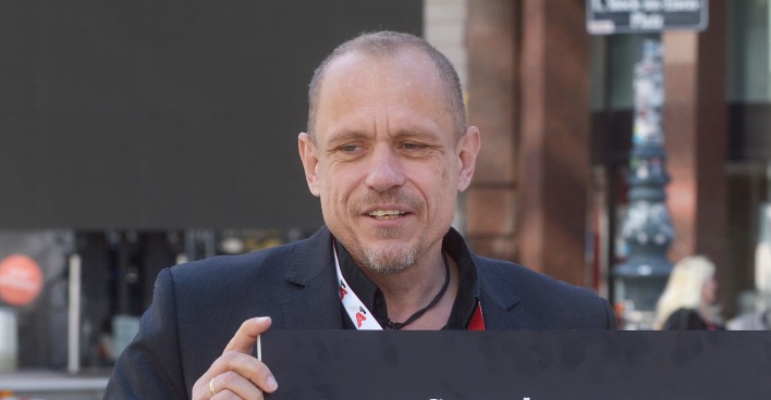 Gery Keszler mit Spendentafel