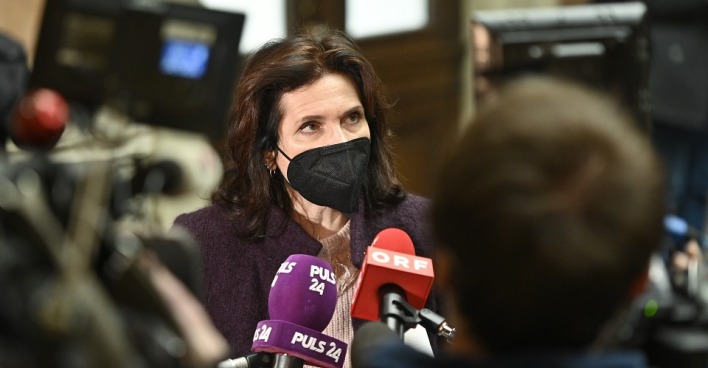 Astrid Wagner mit dunkler Masse tritt vor Journalisten auf.
