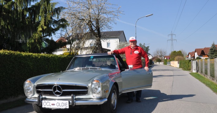 Oldtimer Club Leonding Obmann Gerhold Zautner und seine "Pagode".