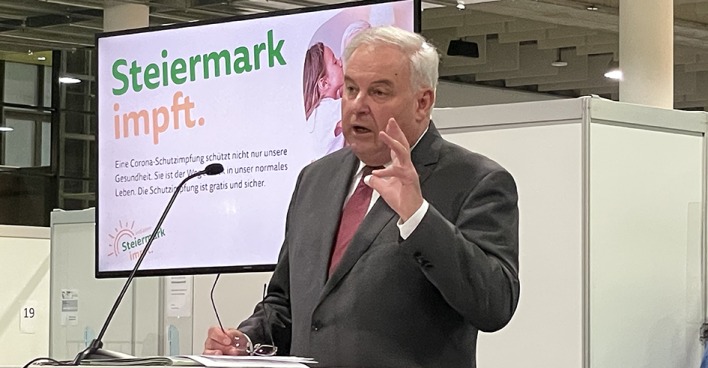 Hermann Schützenhöfer bei der Pressekonferenz