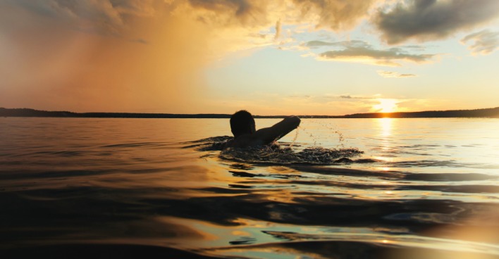 Schön, aber nicht ohne Risiko - Schwimmen in offenen Gewässern | Credit: iStock.com/LeonidKos