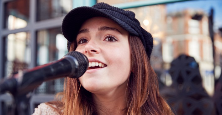 Gut bei Stimme, glücklicher im Leben? | Credit: iStock.com/monkeybusinessimages