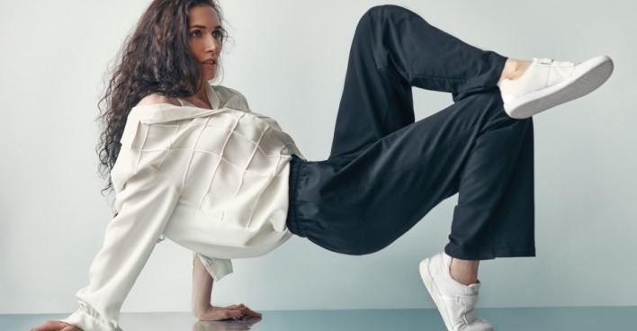Edel und vielseitig kombinierbar - weiße Sneaker | Credit: iStock.com/Viktor_Gladkov