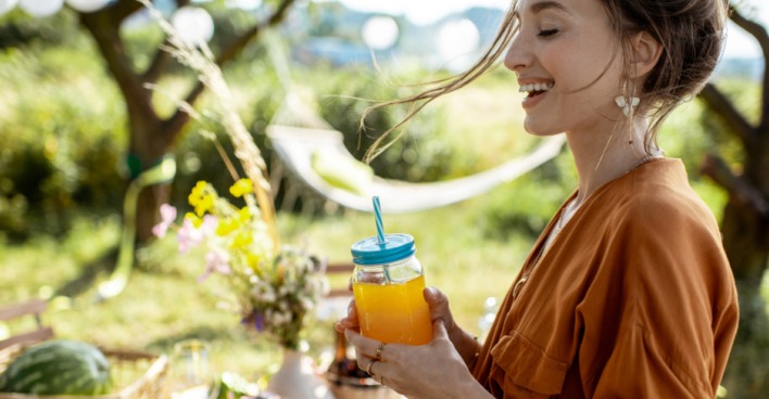 Mit richtiger Ernährung bestens für die Sommersonne gerüstet sein | Credit: iStock.com/RossHelen
