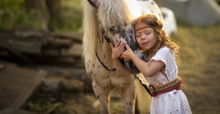 Kinder &amp; Pferde | Credit: iStock.com/Elena Weinhardt