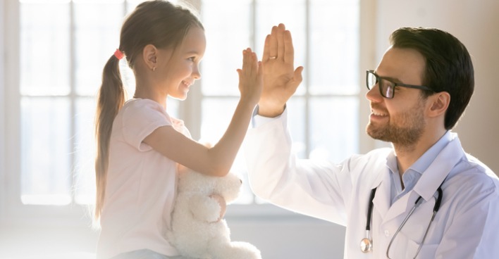 Zu Besuch beim Kinderarzt | Credit: iStock.com/fizkes