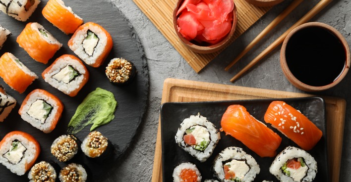 Eine Auswahl an Sushi auf einem Tisch