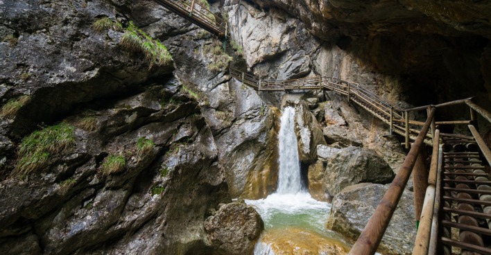 Eine Schlucht mit Wasserfall