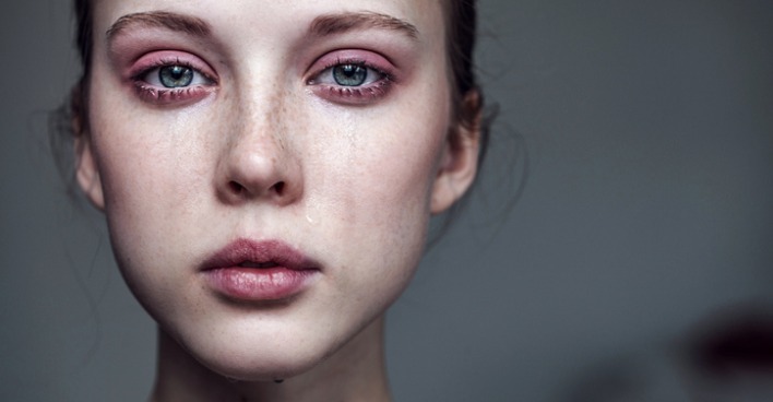 junge Frau mit Tränen in den Augen