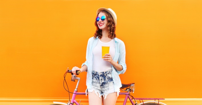 Mädchen mit kurzenn Shorts und Fahrrad
