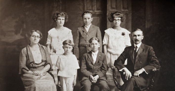 Sepiafarbenes Familienfoto ca. Jahrhundertwende