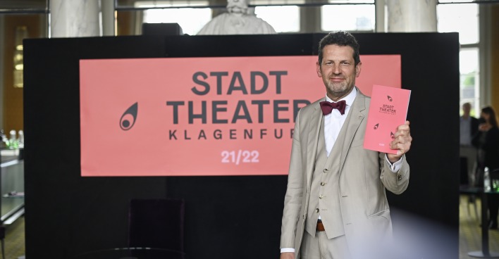 Stadttheater-Intendant Aron Stiehl präsentiert elegant gekleidet das neue Programm seines Hauses auf einer Pressekonferenz