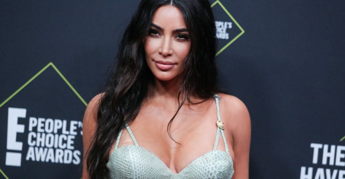 Mit ihrem gewagten Outfit beim Vatikan-Besuch sorgt Kim Kardashian für Aufregung.