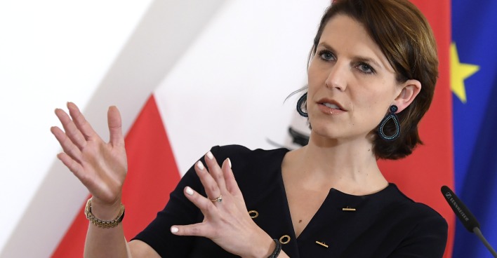 Porträt der Ministerin Karoline Edtstadler