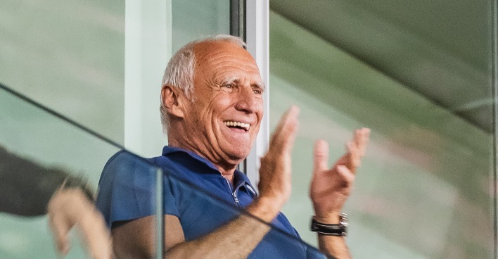 Red Bull Gründer Didi Mateschitz klatscht in die Hände