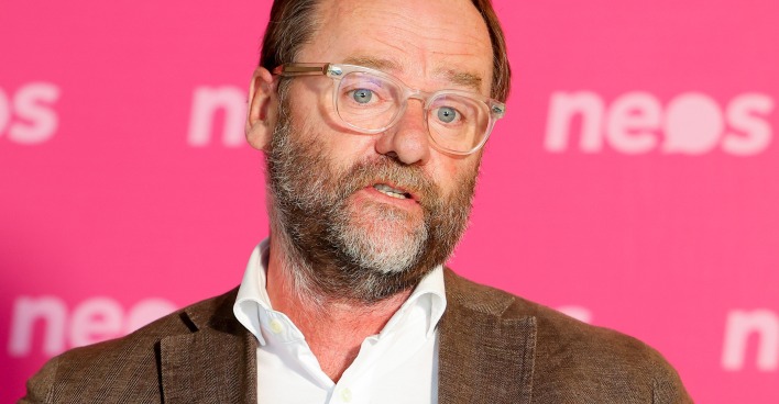 Porträt des NEOS-Politikers Sepp Schellhorn