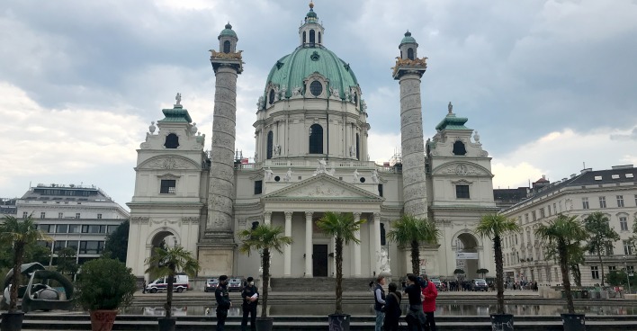 Menschen vor der Karlskirche, tagsüber