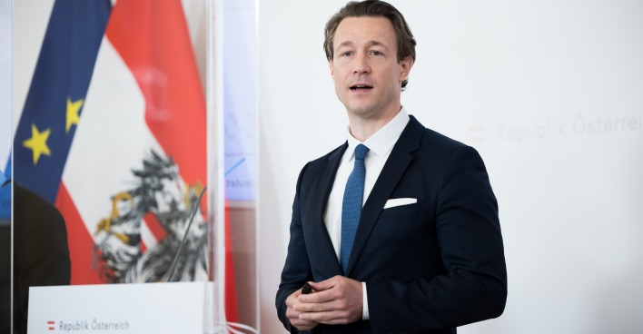 Finanzminister Blümel am Rednerpult bei einer Pressekonferenz