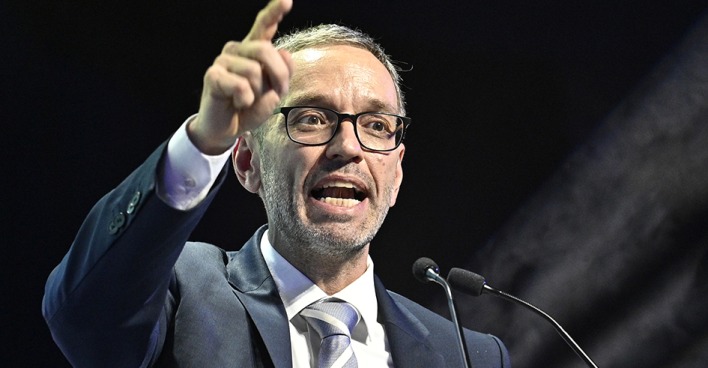 Herbert Kickl am Redner Pult. Er hält eine Rede und deutet mit dem Zeigefinger