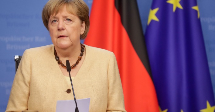 Die deutsche Bundeskanzlerin Angela Merkel am Rednerpult