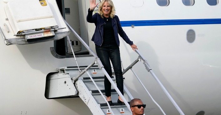Jill Biden steigt aus einem Flugzeug