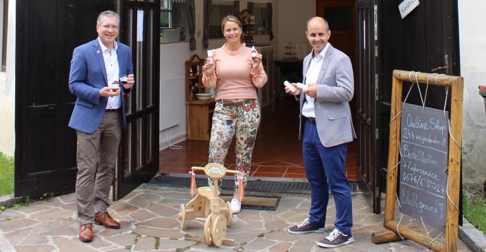 Bürgermeister Martin Kulmer und Bezirksvorsitzender Martin Figge gratulieren Katja Edlinger zur erfolgreichen Unternehmensgründung