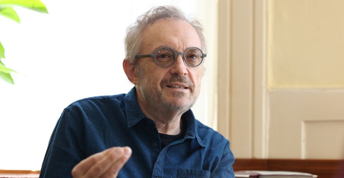 Josef Hader gestikuliert im Gespräch. Vor ihm stehen eine Suppenterrine und eine Kanne Tee.