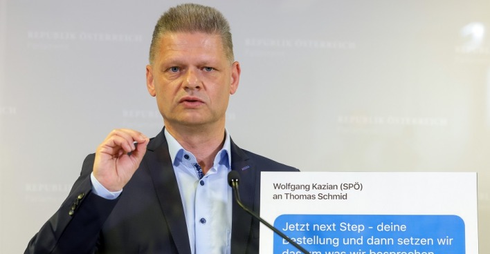 Hanger hält den Ausdruck einer WhatsApp-Nachricht in die Kamer