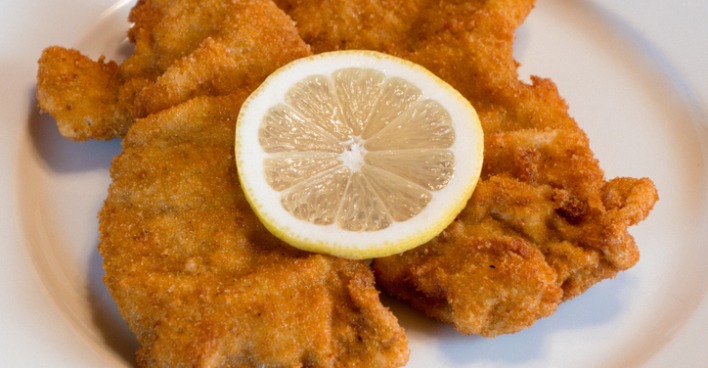 Schnitzel mit Zitrone am Teller