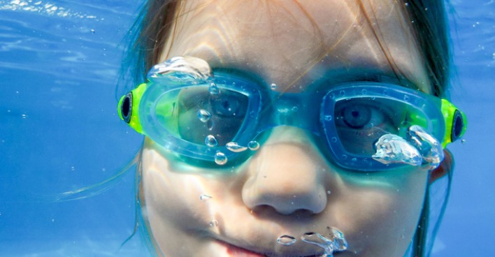 junges Mädchen mit Taucherbrille unter Wasser
