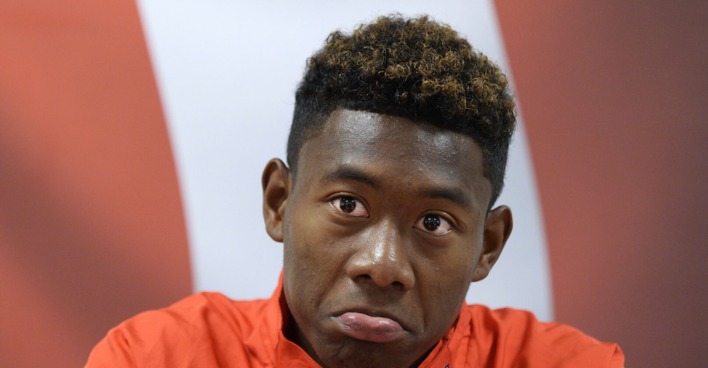 Porträt des nachdenklichen David Alaba mit vorgeschobener Unterlippe
