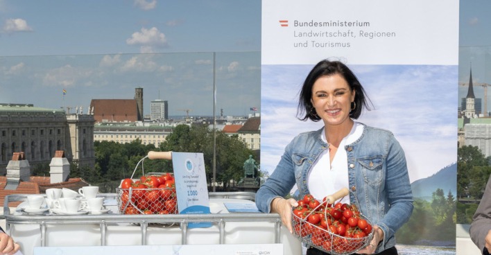 Elisabeth Köstinger mit zwei Körben voller Tomaten