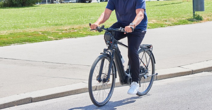 Arnold Schwarzenegger am Fahrrad