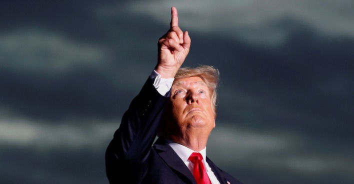 Ex-US Präsident Trump am Rednerpult vor dunklen Wolken