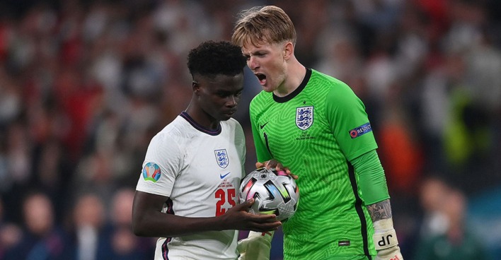 Bukayo Saka und Jordan Pickford