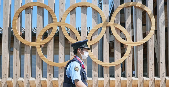 Polizist vor den Olympischen Ringen in Tokio